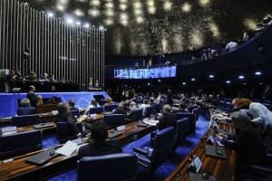 Sessão que decidiu pela abertura do processo de impeachment contra presidente Dilma. Marcos Oliveira/Agência Senado