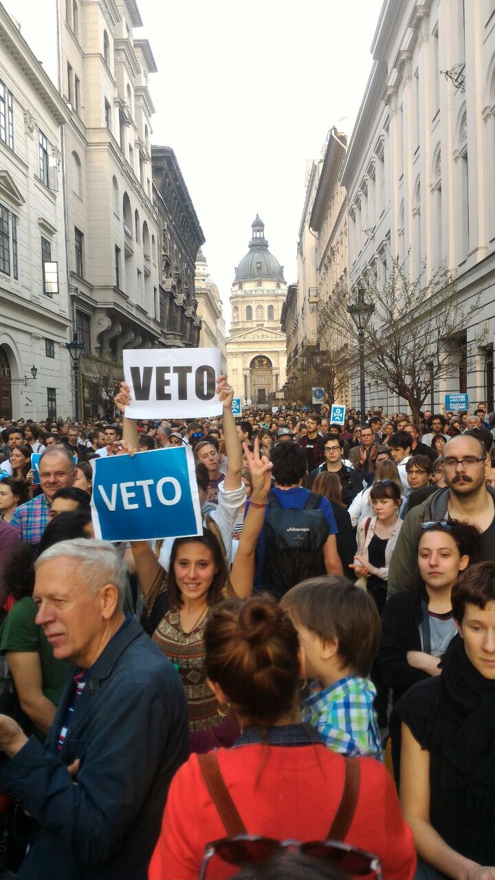 Estudantes fazem manifestação em Budapeste contra o fechamento de universidade